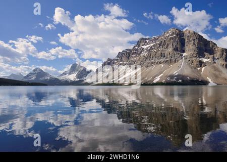 Bow Lake und Crowfoot Mountain, Icefields Parkway, Banff National Park, Alberta, Kanada Stockfoto