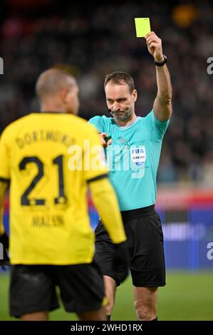 Schiedsrichter Bastian Dankert, Geste, Geste, zeigt Donyell Malen Borussia Dortmund BVB (21) gelbe Karte, Achtung, Voith-Arena, Heidenheim Stockfoto