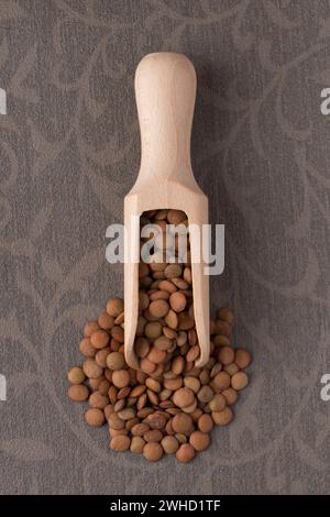 Holzlöffel mit Linsen Stockfoto