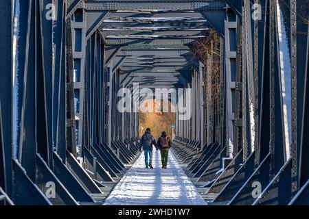 Wanderer auf der Europabrüecke Bienenwerder, auch Europabrüecke Neuruednitz-Siekierki mit Schnee im Winter, ehemalige Eisenbahnbrücke über die oder Stockfoto