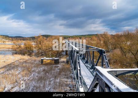 Europabruecke Bienenwerder, auch Europabruecke Neuruednitz-Siekierki mit Schnee im Winter, ehemalige Eisenbahnbrücke über die oder dazwischen Stockfoto