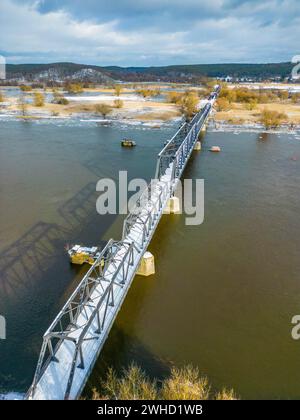 Luftaufnahme, Drohnenfoto: Europabruecke Bienenwerder, auch Europabruecke Neuruednitz-Siekierki mit Schnee im Winter, ehemalige Eisenbahnbrücke über die Stockfoto