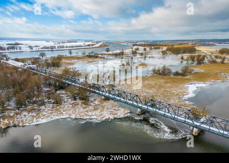 Luftaufnahme, Drohnenfoto: Europabruecke Bienenwerder, auch Europabruecke Neuruednitz-Siekierki mit Schnee im Winter, ehemalige Eisenbahnbrücke über die Stockfoto