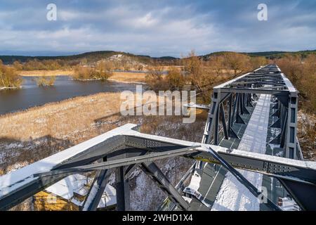 Europabruecke Bienenwerder, auch Europabruecke Neuruednitz-Siekierki mit Schnee im Winter, ehemalige Eisenbahnbrücke über die oder dazwischen Stockfoto