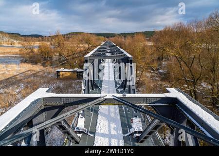 Europabruecke Bienenwerder, auch Europabruecke Neuruednitz-Siekierki mit Schnee im Winter, ehemalige Eisenbahnbrücke über die oder dazwischen Stockfoto