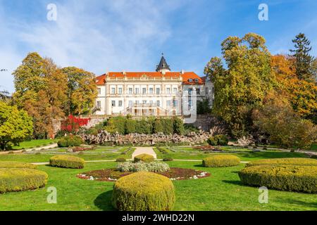 Schloss Wiesenburg und Schlosspark mit bunten Blättern im Herbst, Schlosspark Wiesenburg, internationaler Kunstweg, Naturpark hoher Flaeming Stockfoto