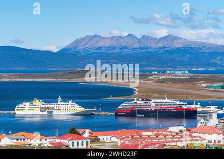 Zwei Kreuzfahrtschiffe liegen im Hafen am Beagle-Kanal, Ushuaia, Feuerland, Patagonien, Argentinien Stockfoto