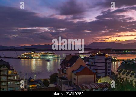 Kreuzfahrtschiffe bei Nacht im Hafen auf dem Beagle-Kanal, Ushuaia, Feuerland, Patagonien, Argentinien Stockfoto