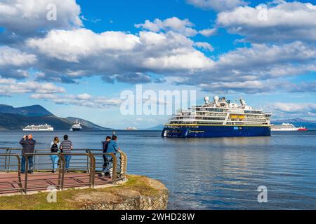 Menschen beobachten Kreuzfahrtschiffe im Hafen am Beagle Channel, Ushuaia, Feuerland Island, Patagonien, Argentinien Stockfoto