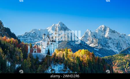 Schloss Neuschwanstein vor den schneebedeckten Bergen der Allgäuer Alpen an einem sonnigen Herbsttag. Bayern, Deutschland, Europa Stockfoto