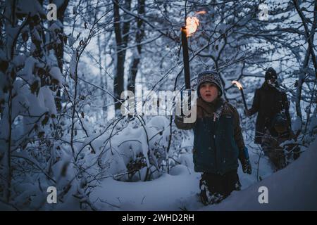 Fackelwanderung für Familien im Winter Stockfoto