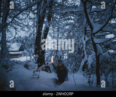 Fackelwanderung für Familien im Winter Stockfoto