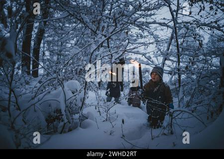 Fackelwanderung für Familien im Winter Stockfoto