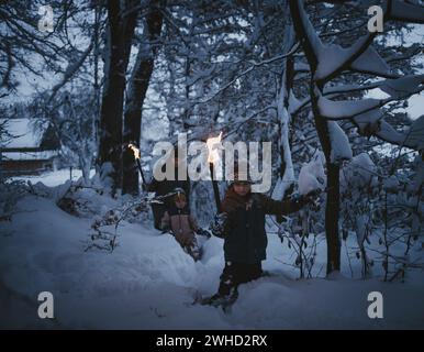 Fackelwanderung für Familien im Winter Stockfoto