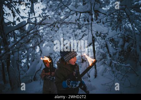 Fackelwanderung für Familien im Winter Stockfoto