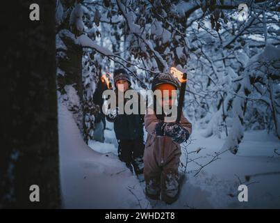 Fackelwanderung für Familien im Winter Stockfoto