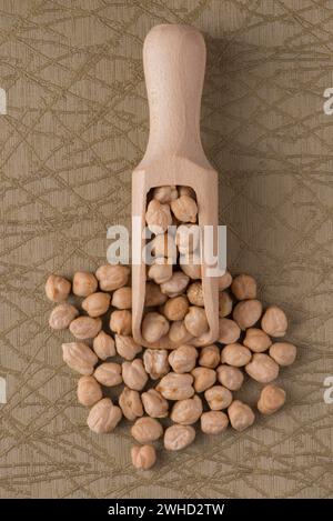 Holzlöffel mit Kichererbsen Stockfoto