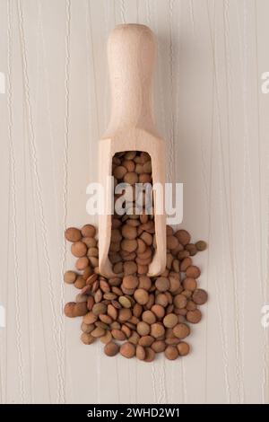 Holzlöffel mit Linsen Stockfoto