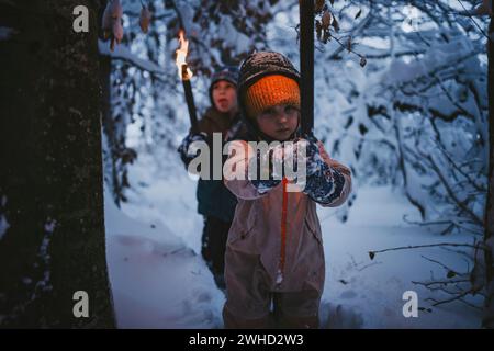 Fackelwanderung für Familien im Winter Stockfoto