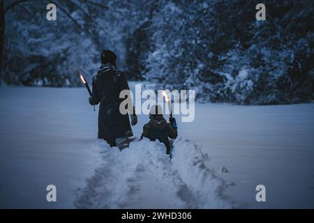 Fackelwanderung für Familien im Winter Stockfoto