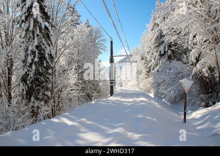 Eisenbahngleise nicht geklärt Schneemassen auf der Strecke Mittenwald–Garmisch-Partenkirchen, Werdenfelser Land, Oberbayern, Bayern, Süddeutschland, G Stockfoto