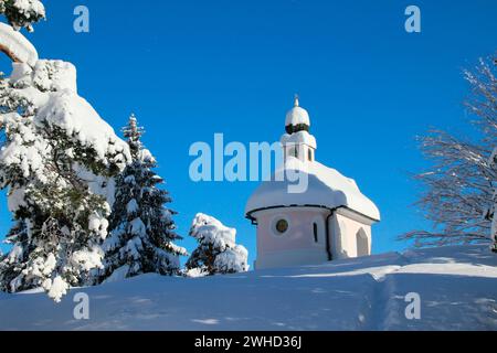 Winterlandschaft in der Lautersse mit Maria-Königin-Kapelle, Mittenwald, Werdenfelser Land, Oberbayern, Bayern, Süddeutschland, Deutschland, Europa Stockfoto