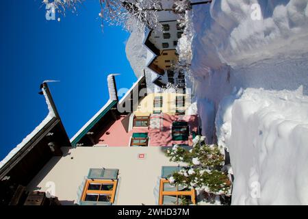 Winterspaziergang in Mittenwald, Untermarkt bedeckt mit Tiefschnee, Neuschnee, Weihnachten, Isartal, Europa, Deutschland, Bayern, Oberbayern, Werdenfels, Winter Stockfoto