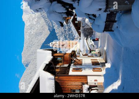 Winterspaziergang in Mittenwald, Laintalstraße mit Blick auf die tief verschneite Pfarrkirche, Neuschnee, Weihnachten, Isartal, Europa, Deutschland, Bayern, Oberbayern, Werdenfels, Winter Stockfoto