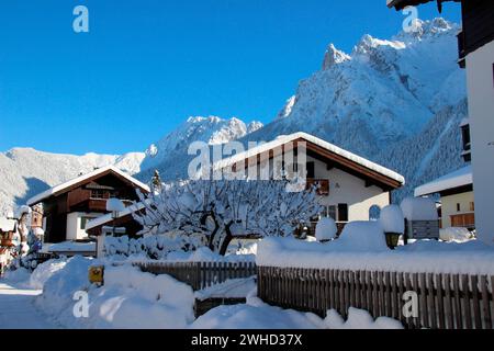 Winterspaziergang in Mittenwald, tief verschneite Häuser in der Laintalstraße, Neuschnee, Karwendelgebirge, Weihnachten, Isartal, Europa, Deutschland, Bayern, Oberbayern, Werdenfels, Winter Stockfoto
