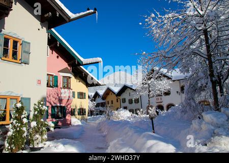 Winterspaziergang in Mittenwald, Untermarkt bedeckt mit Tiefschnee, Neuschnee, Weihnachten, Isartal, Europa, Deutschland, Bayern, Oberbayern, Werdenfels, Winter Stockfoto