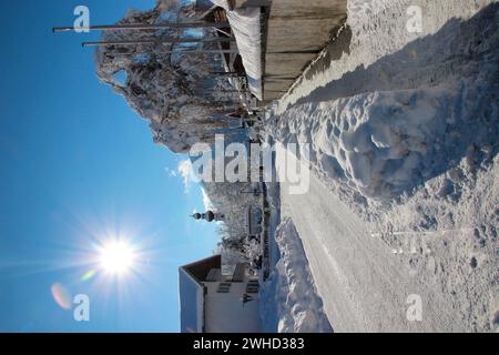 Winterspaziergang in Mittenwald, schneebedeckte Häuser in der Schöttelkarstraße, Schneeräumung, Nikolauskirche, Isartal, Europa, Deutschland, Bayern, Oberbayern, Werdenfels, Winter Stockfoto