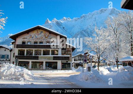 Winterspaziergang in Mittenwald, Blick von der Hochstraße in Richtung Karwendel, Tiefschnee, Neuschnee, Weihnachten, Isartal, Europa, Deutschland, Bayern, Oberbayern, Werdenfels, Winter Stockfoto