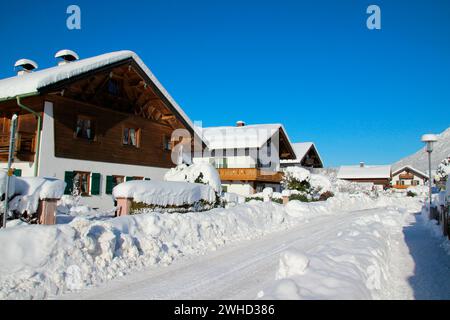 Winterspaziergang in Mittenwald, schneebedeckte Häuser in der Schöttelkarstraße, Schneeräumung, Isartal, Europa, Deutschland, Bayern, Oberbayern, Werdenfels, Winter Stockfoto
