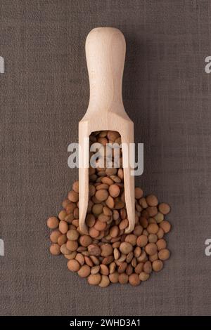 Holzlöffel mit Linsen Stockfoto