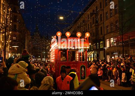 St. Nicholas-Parade oder Chlaus-Parade mit Maerlitram entlang der Bahnhofstraße, Stadtzentrum, Zürich Stockfoto