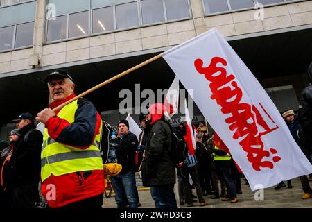 Ein Landwirt aus der Region Großpolen hält während des landesweiten Streiks der Bauern ein Banner mit der Aufschrift "Solidarität" auf der Straße Aleja Niepodleglosci. Der Protest in Polen ist Teil des Protests der europäischen Landwirte gegen die EU-Verordnungen über den Grünen Deal. Die polnischen Landwirte fordern auch eine Änderung des EU-Abkommens mit der Ukraine über die Einfuhr landwirtschaftlicher Erzeugnisse in die EU. Der Protest in Pozna?, der Hauptstadt von Großpolen, wurde von Rola Wielkopolska organisiert, bei dem mehr als tausend Traktoren die Straßen in der Stadt blockierten. Stockfoto