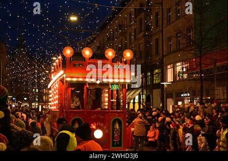 St. Nicholas-Parade oder Chlaus-Parade mit Maerlitram entlang der Bahnhofstraße, Stadtzentrum, Zürich Stockfoto