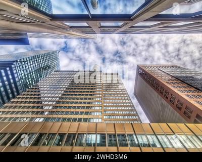 Blick nach oben auf Wolkenkratzer im Frankfurter Bankenviertel, Frankfurt am Main, Hessen, Deutschland Stockfoto