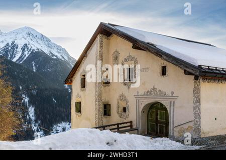 Historisches Haus, Sgraffito, Fassadendekorationen, Berggipfel, Schnee, Winter, Guarda, Engadin, Graubünden, Schweiz Stockfoto