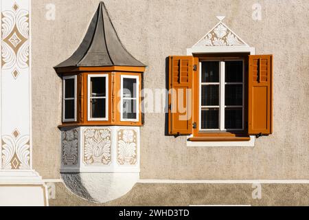 Erkerfenster, Fenster, Sgraffito, Fassadendekorationen, historische Häuser, Guarda, Engadin, Graubünden, Schweiz Stockfoto