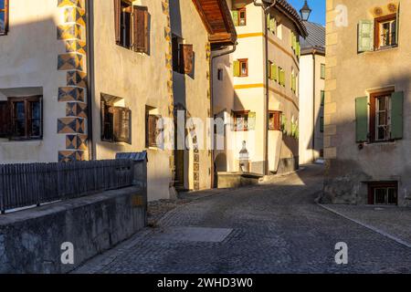 Historische Häuser, Sgraffito, Fassadendekorationen, historische Stadt, Guarda, Engadin, Graubünden, Schweiz Stockfoto