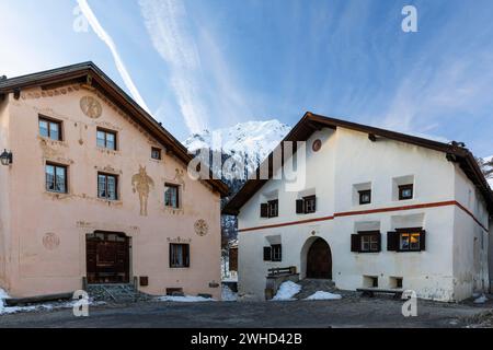 Historische Häuser, Sgraffito, Fassadendekorationen, Fensterläden, Berggipfel mit Schnee, Winter, Guarda, Engadin, Bündner, Schweiz Stockfoto