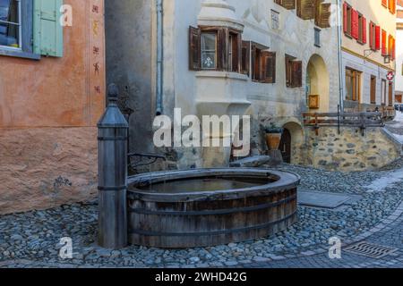 Holzbrunnen, Haus mit Sgraffito, Fassadendekorationen, historische Häuser, Guarda, Engadin, Graubünden, Schweiz Stockfoto