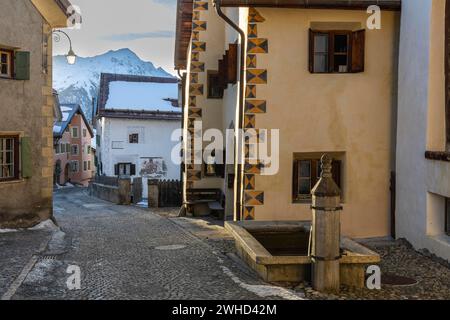 Historische Häuser, Sgraffito, Fassadenschmuck, historisches Dorf, Berggipfel mit Schnee, Winter, Guarda, Engadin, Graubünden, Schweiz Stockfoto