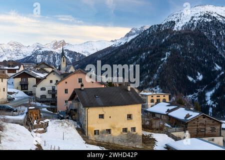 Historisches Dorf vor einem Berggipfel, Schnee, Winter, Guarda, Engadin, Graubünden, Schweiz Stockfoto