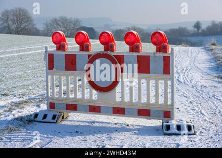 Baden-Württemberg, Kraichgau, schneebedeckter Weg mit Absperrung bei Weingarten (Baden), Baden-Württemberg, Deutschland Stockfoto