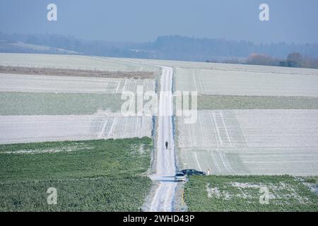 Baden-Württemberg, Kraichgau, schneebedeckte Wege und Landschaft bei Weingarten (Baden), Baden-Württemberg, Deutschland Stockfoto