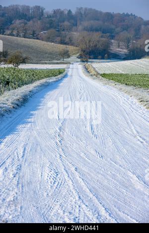 Baden-Württemberg, Kraichgau, schneebedeckte Wege und Landschaft bei Weingarten (Baden), Baden-Württemberg, Deutschland Stockfoto