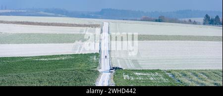 Baden-Württemberg, Kraichgau, schneebedeckte Wege und Landschaft bei Weingarten (Baden), Baden-Württemberg, Deutschland Stockfoto