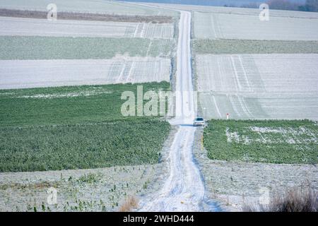 Baden-Württemberg, Kraichgau, schneebedeckte Wege und Landschaft bei Weingarten (Baden), Baden-Württemberg, Deutschland Stockfoto